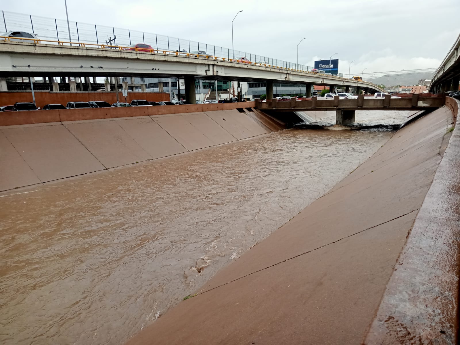 Mantienen calles y avenidas cerradas por lluvias en la ciudad de Chihuahua