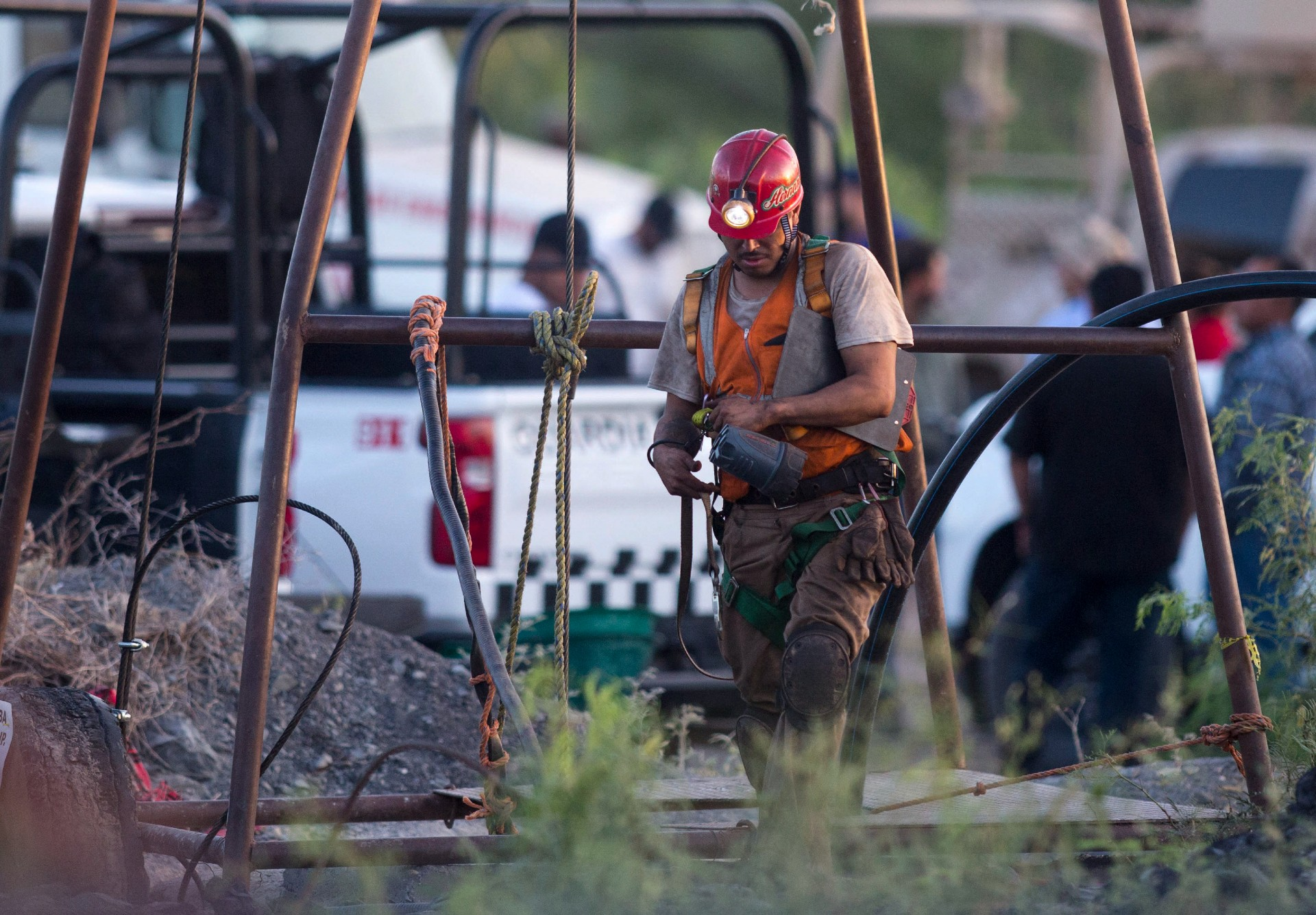 Continúan labores de rescate de 10 trabajadores atrapados en mina de Coahuila