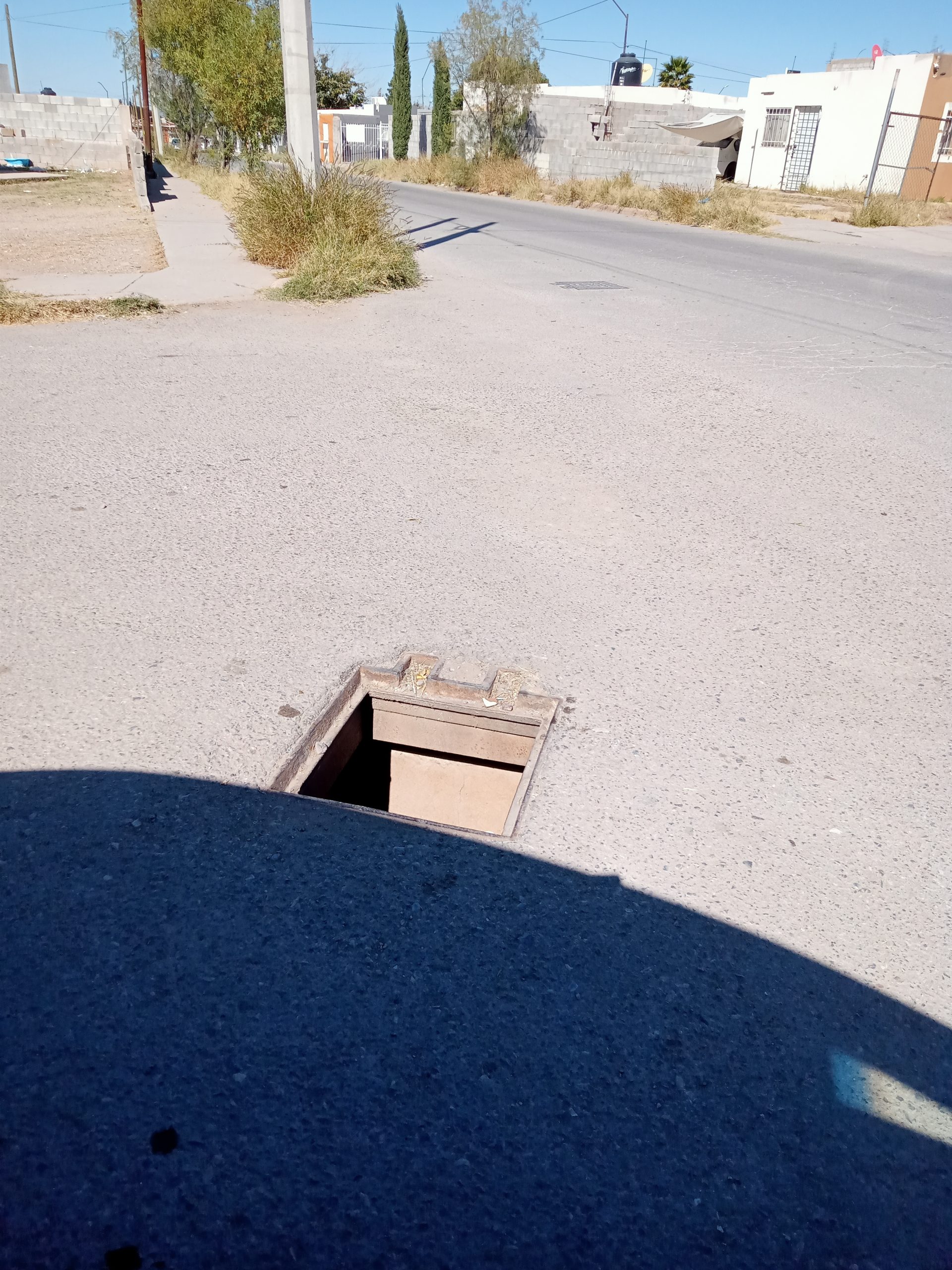 Peligrosa alcantarilla destapada en Laderas de San Guillermo